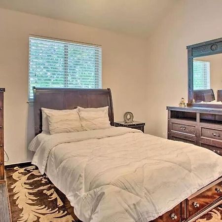 Heated Pool, Pool Table, Hot Tub, Home Theatre, Guest House, Basketball Court, Sleeps-20 Алън Екстериор снимка