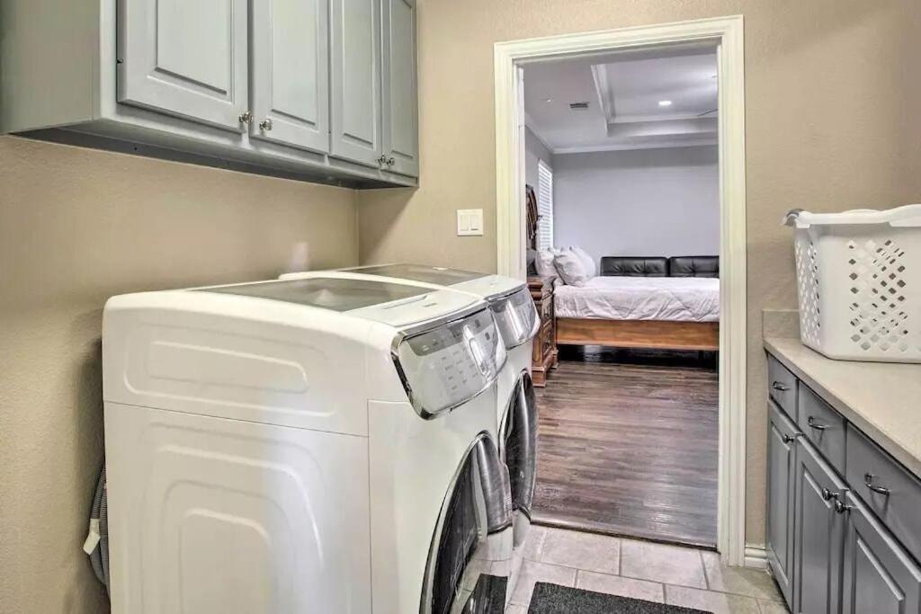 Heated Pool, Pool Table, Hot Tub, Home Theatre, Guest House, Basketball Court, Sleeps-20 Алън Екстериор снимка