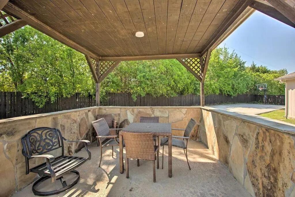Heated Pool, Pool Table, Hot Tub, Home Theatre, Guest House, Basketball Court, Sleeps-20 Алън Екстериор снимка