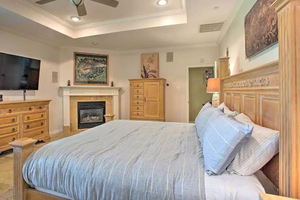 Heated Pool, Pool Table, Hot Tub, Home Theatre, Guest House, Basketball Court, Sleeps-20 Алън Екстериор снимка